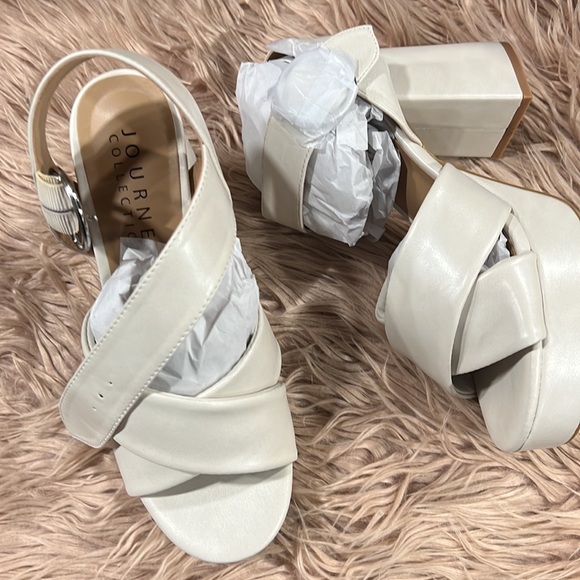 JOURNEE COLLECTION Women's Akeely Platform Sandals - Picture 4 of 11